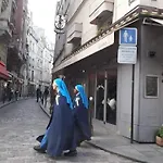 COEUR de Paris Notre Dame Studio tout équipé type Cabine Dernier étage Ascenseur Climatisation