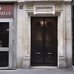 COEUR de Paris Notre Dame Studio tout équipé type Cabine Dernier étage Ascenseur Climatisation