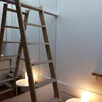 COEUR de Paris Notre Dame Studio tout équipé type Cabine Dernier étage Ascenseur Climatisation